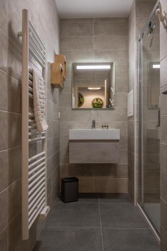 une salle de bain avec un lavabo et une douche dans l'établissement Hameau des Cornuts - Apartment B01, aux Gets