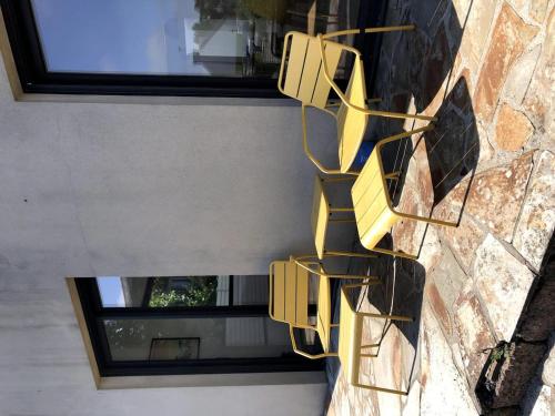 une sculpture métallique sur le côté du bâtiment dans l'établissement Maison avec jardin clos et parking privé, à Plonéour-Lanvern