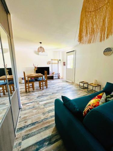 Photo de la galerie de l'établissement Studio neuf avec vue sur jardin, à Octon