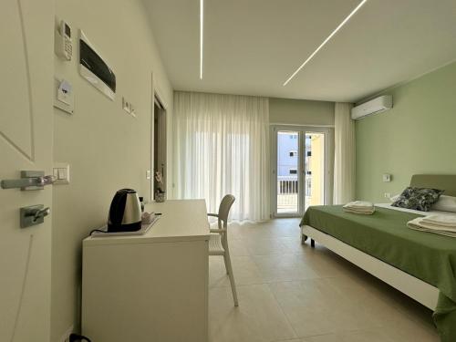 una camera con letto e scrivania con telefono di Pasitea Tropea a Tropea
