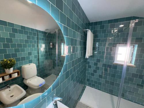 ein blau gefliestes Bad mit einem WC und einer Dusche in der Unterkunft Blue Rossio Studio in Lissabon