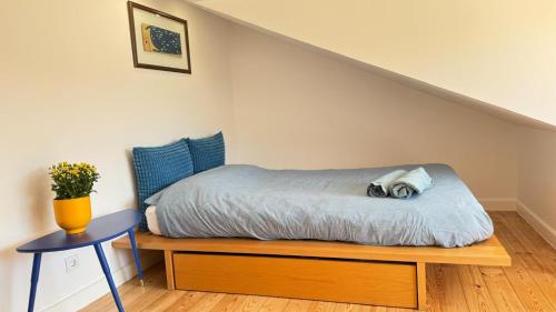 ein Bett auf einer Holzkommode in einem Zimmer in der Unterkunft Blue Rossio Studio in Lissabon