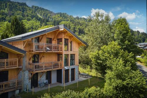 Una vista aérea de una casa de troncos con árboles. en MontCriou - OVO Network, en Samoëns