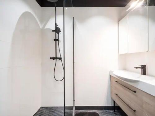 une salle de bain avec douche et lavabo dans l'établissement Le chic de Patton avec jardin privatif !, à Nancy