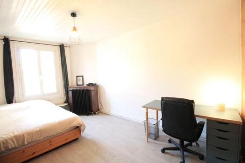 une chambre avec un lit, un bureau et une chaise dans l'établissement Disponible - Appartement Entier - Matelas Emma - RERB, 5mn Paris - 2 pers - Parking Rue Gratuit - Tout équipé - 1er étage - 2, à Arcueil