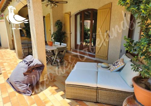 un salon avec un canapé et une table dans l'établissement La villa des goélands, au Barcarès