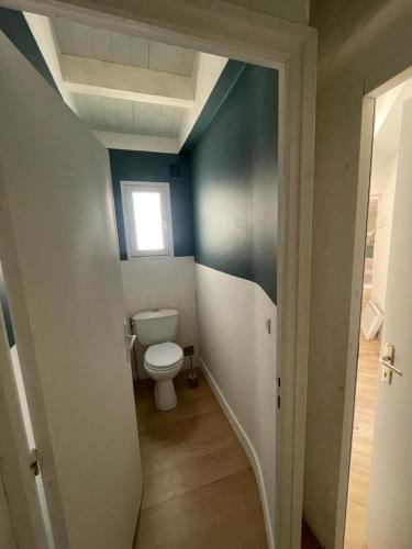 une salle de bain avec toilettes et fenêtre dans l'établissement La palmyre Villa individuelle dans Parc privée Accès Plage tennis, à La Palmyre