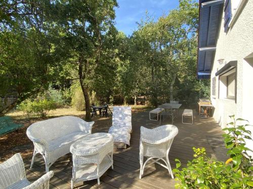 Photo de la galerie de l'établissement Villa rénovée avec terrasses, proche forêt - 8 pers, calme, wifi et ménage inclus - FR-1-736-7, à Lège-Cap-Ferret