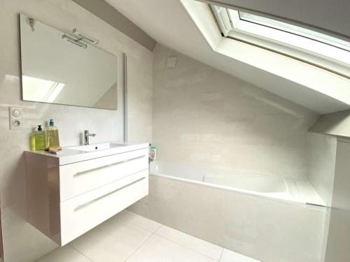 Photo de la galerie de l'établissement Villa rénovée avec terrasses, proche forêt - 8 pers, calme, wifi et ménage inclus - FR-1-736-7, à Lège-Cap-Ferret