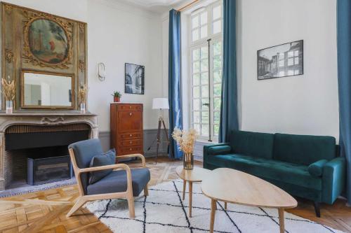 - un salon avec un canapé vert et une cheminée dans l'établissement Exceptional apt - 2BR-4P- Notre-Dame Cathedral, à Paris