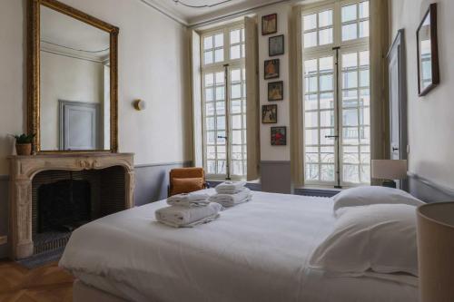 une chambre avec un grand lit avec des serviettes dessus dans l'établissement Exceptional apt - 2BR-4P- Notre-Dame Cathedral, à Paris