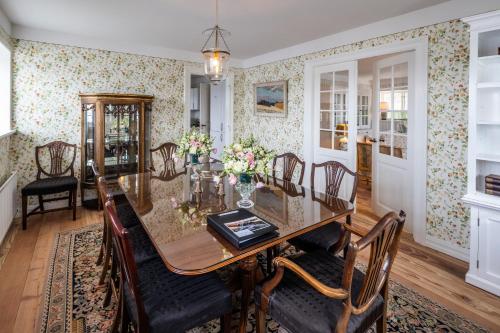 a dining room with a table and chairs at Dyvig Badehotel in Nordborg