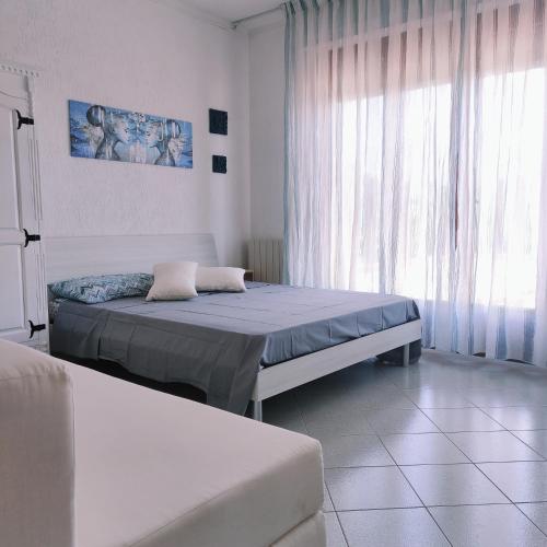 a hospital room with a bed and a window at Appartamento Tuttiventi in Campiglia Marittima