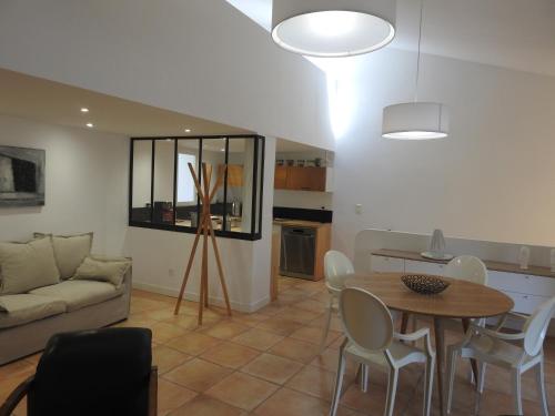 un salon avec un canapé, une table et des chaises dans l'établissement la capelette, à Céreste