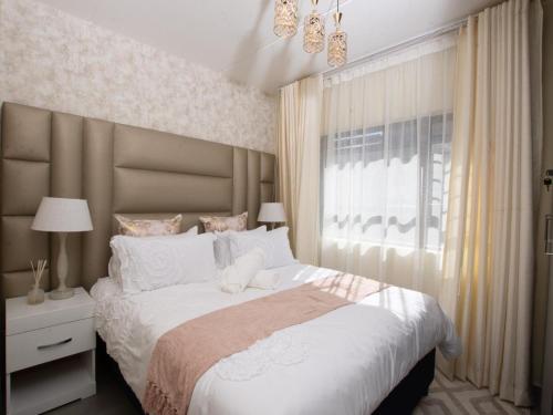 Postel nebo postele na pokoji v ubytování Elegance At Waterfall Ridge