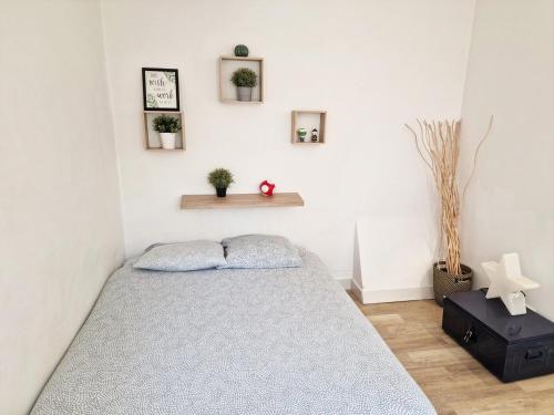 une chambre avec un lit dans une pièce dans l'établissement GregBnb - CLIMATISE - T2 Terrasse 38m2 - WiFi, à Toulon