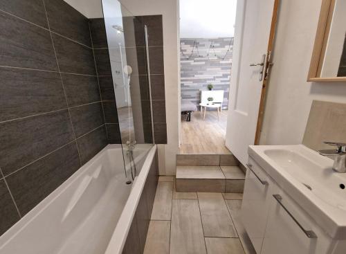 une salle de bain avec une baignoire et un lavabo dans l'établissement GregBnb - CLIMATISE - T2 Terrasse 38m2 - WiFi, à Toulon