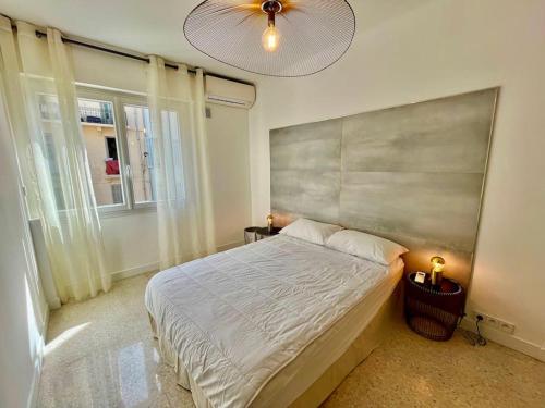 une chambre avec un grand lit et un ventilateur de plafond dans l'établissement Viva Riviera Large 3 Bedrooms with Balcony, à Cannes