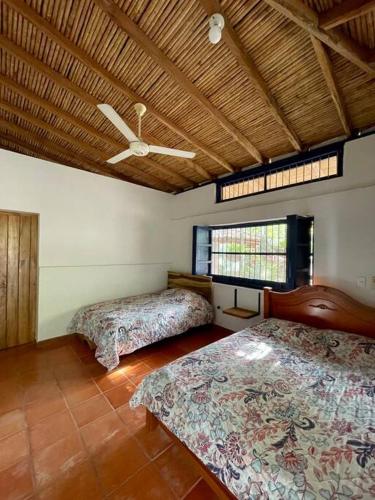a room with two beds and a ceiling at Paraiso del Cauca in Jericó