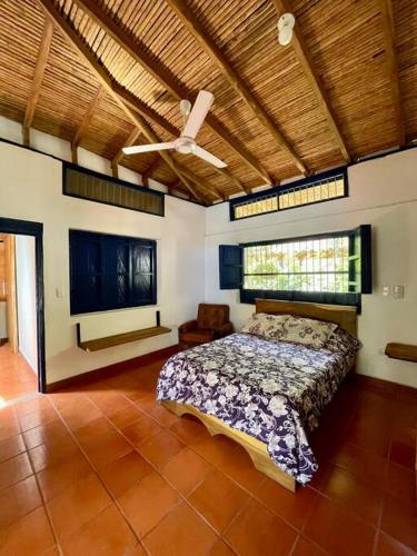 a bedroom with a bed and a wooden ceiling at Paraiso del Cauca in Jericó