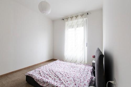 a bedroom with a bed and a window at Bilocale Noverasco IEO 3 in Opera