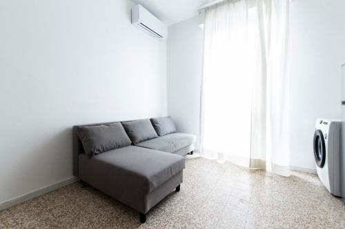 a living room with a couch and a tv at Bilocale Noverasco IEO 3 in Opera