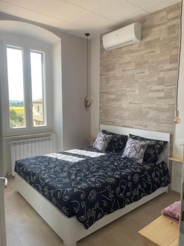 a bedroom with a bed and a window at Il Casale Appartamento Assisi in Assisi