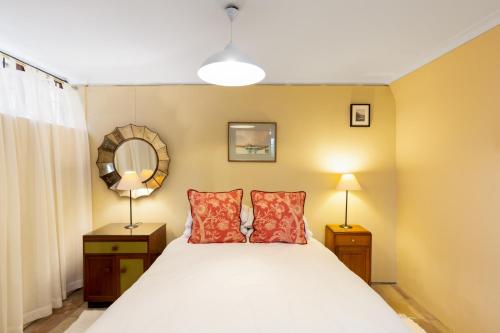 Voodi või voodid majutusasutuse Quarterdeck Cottage Kalk Bay - No Load Shedding toas