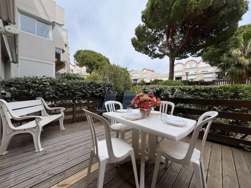 Studio Cabine Climatisé avec Terrasse et Piscine sur le Port de Gruissan, Proche Plage - 4 Couchages - FR-1-229-104