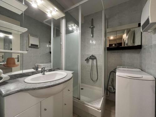 une salle de bain avec un lavabo, une douche et des toilettes dans l'établissement Studio Cabine Climatisé avec Terrasse et Piscine sur le Port de Gruissan, Proche Plage - 4 Couchages - FR-1-229-104, à Gruissan