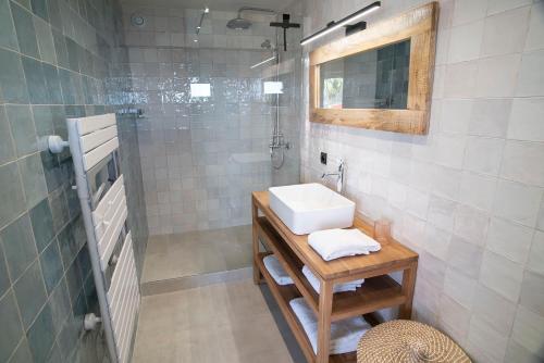 une salle de bain avec un lavabo et une douche dans l'établissement Provence Villa 11 Personnes vue mer Almanarre KiteSurf, à Carqueiranne