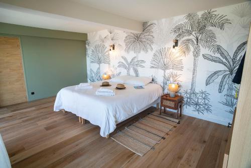 une chambre avec un lit avec un papier peint tropical dans l'établissement Provence Villa 11 Personnes vue mer Almanarre KiteSurf, à Carqueiranne
