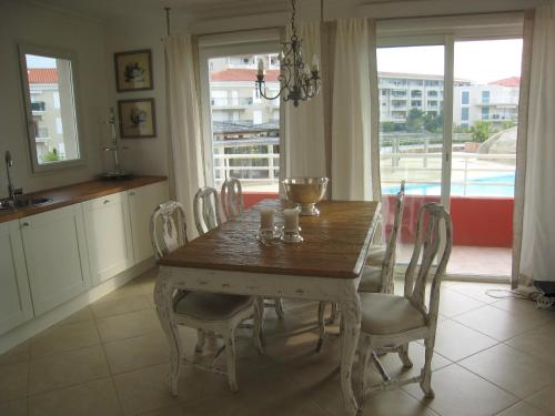 une salle à manger avec une table et des chaises en bois dans l'établissement Beachside apartment with sea view, à Antibes