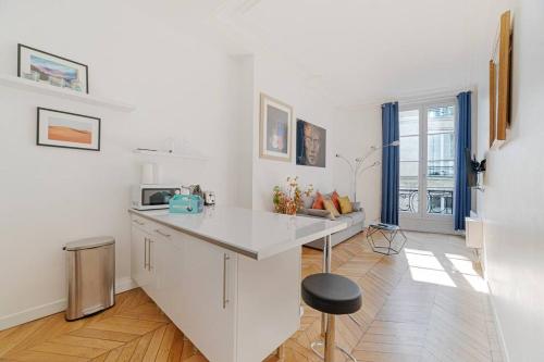 Luxe 1BR Gem Steps from the Louvre Opera