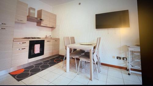 a small kitchen with a table and chairs in it at Mimosa in Acquaseria