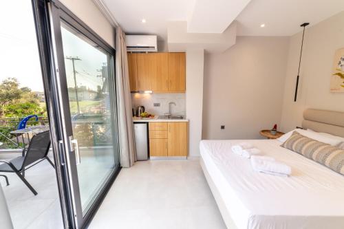 パルガにあるLa Casaの小さなベッドルーム(ベッド1台、バルコニー付)
