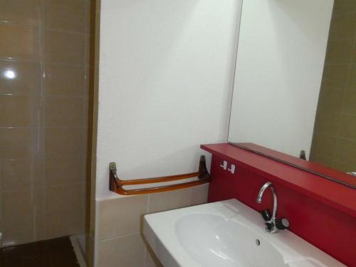 une salle de bain avec un lavabo et un miroir dans l'établissement Studio Cabine - Loggia Sud - Proche Plage et Commerces - 4 Pers - Parking Privé - FR-1-328-104, à La Grande Motte