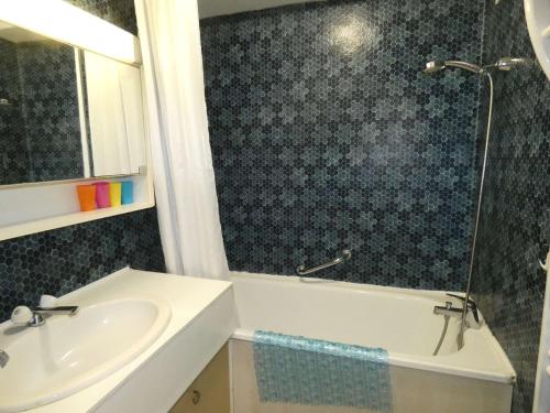 une salle de bain avec un lavabo, une baignoire et une douche dans l'établissement Studio Cabine Moderne avec Piscine, Proche Plage, Calme, Vert, Tout Confort - La Grande Motte - FR-1-328-105, à La Grande Motte