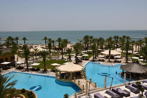 ドーハにあるInterContinental Doha Beach & Spa by IHGのリゾートのプールの空中ビュー