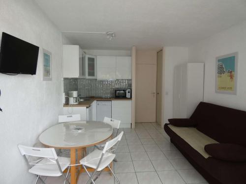 Studio Cabine avec Piscine, Loggia et Parking à 150m de la Plage, La Grande-Motte