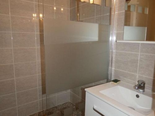 une salle de bain avec un lavabo et une douche dans l'établissement Studio Cabine avec Piscine, Loggia et Parking à 150m de la Plage, La Grande-Motte - FR-1-328-123, à La Grande Motte