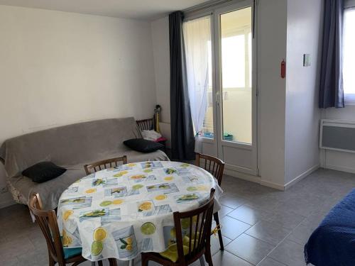 un salon avec une table et un canapé dans l'établissement La frégate marine de St Hilaire, à La Parée Preneau