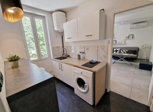 - une cuisine avec lave-linge et sèche-linge dans la chambre dans l'établissement GregBnb - T2 36m2 - CLIMATISÉ - WiFi Fibre, à Toulon