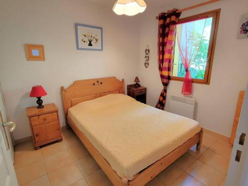 une petite chambre avec un lit et une fenêtre dans l'établissement Appartement lumineux 5 pers avec terrasse plein Sud à Chaillol 1600 - FR-1-393-78, à Saint-Michel-de-Chaillol