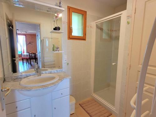 une salle de bain avec un lavabo et une douche dans l'établissement Appartement lumineux 5 pers avec terrasse plein Sud à Chaillol 1600 - FR-1-393-78, à Saint-Michel-de-Chaillol