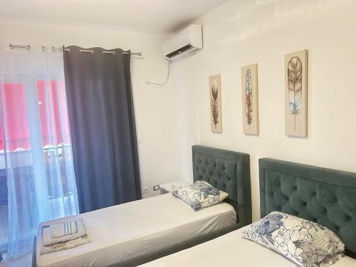 Una cama o camas en una habitación de Qerret Beach Apartments