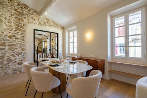 une salle à manger avec une table et des chaises dans l'établissement Appartement Piedras - Welkeys, à Saint-Tropez