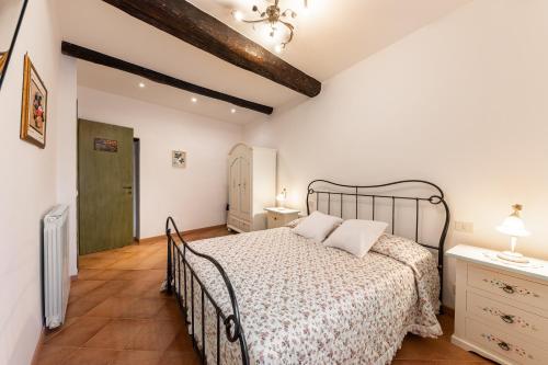 a bedroom with a bed in a room at Green Home in Ronciglione