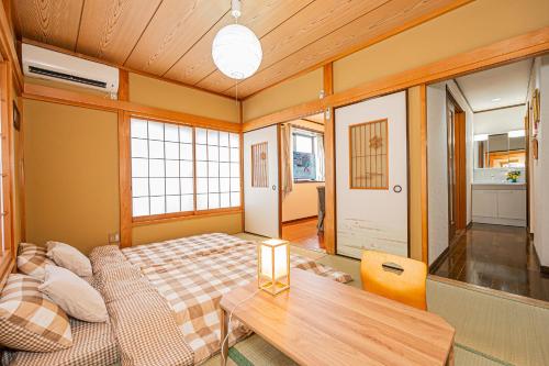 a bedroom with a bed and a wooden ceiling at Asakusa-Ginza-Skytree-Stn-4min-95sqm-Garage-2WC-2Swr in Tokyo