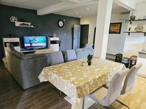 TV a/nebo společenská místnost v ubytování Apartman Luana